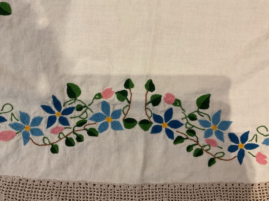 Toalha de mesa antiga em renda bordada com cercadura em renda 85x85 cm aprox.