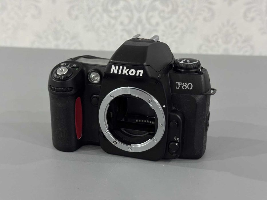 Aparat na kliszę Nikon F80