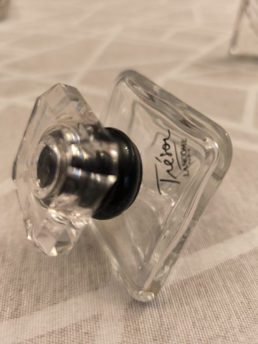 Puste flakony po perfumach