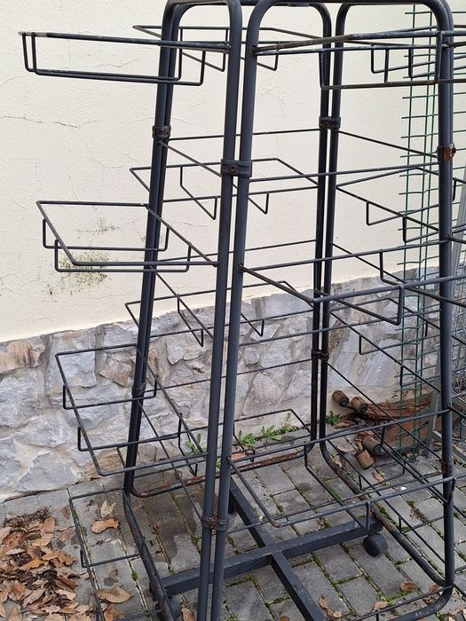 Expositor metal com rodas