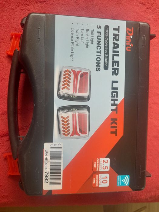 Zestaw bezprzewodowych lamp magnetycznych LED do przyczepy