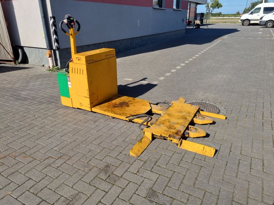 Wózek elektryczny do przestawiania pojazdów