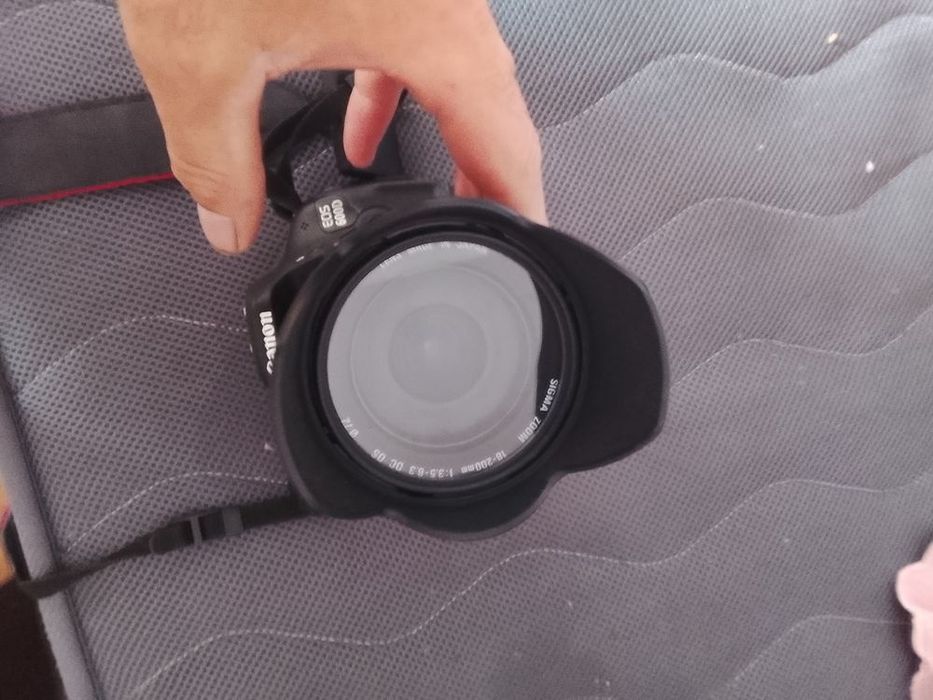 Câmera Canon 600D com vários extras a trabalhar sem problemas com mala 4 baterias carregador cabos de dados cartão de memória gipro