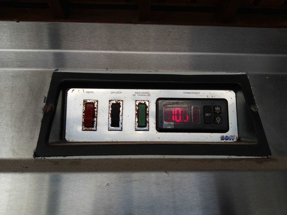 Vendo ou troco por cabras ou ovelhas, câmara frigorífica vertical