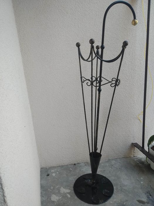 Stojak metalowy na parasole - solidny i stylowy