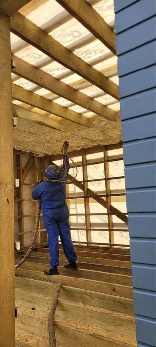 Утеплення ППУ Чернівці: напилення пінополіуретану покрівлі, горища, фасадів та складів. Гарантія якості та європейські матеріали від виробника!