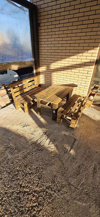 Вуличні садові меблі з піддонів. Меблі з вторинних матеріалів. Лофт.