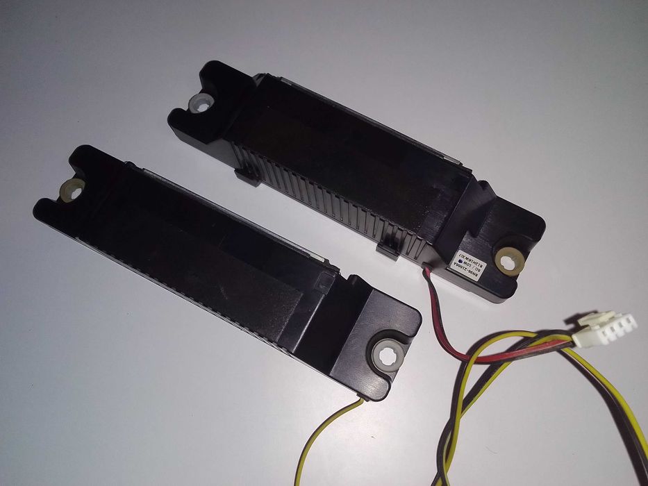 Komplet głośników szerokopasmowych 6Ohm 10W w obudowie..od tel.SAMSUNG
