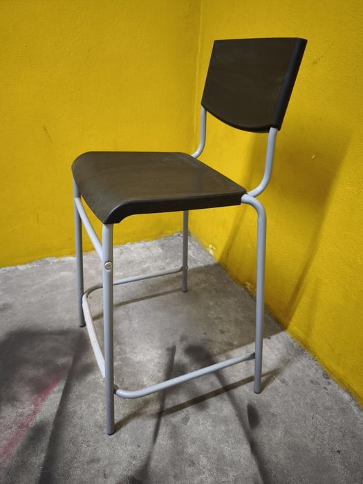 Banco Alto com encosto cinza/preto 63 cm