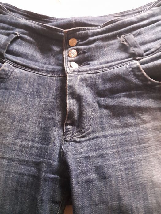 Calças de ganga como novas, com fecho e botões.