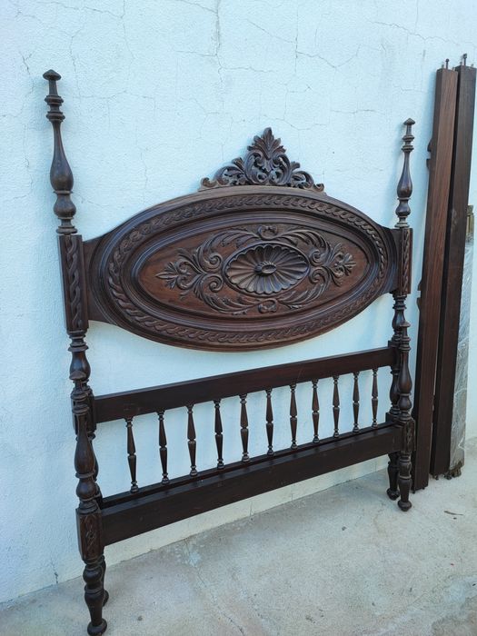 Cama em madeira maciça trabalhada