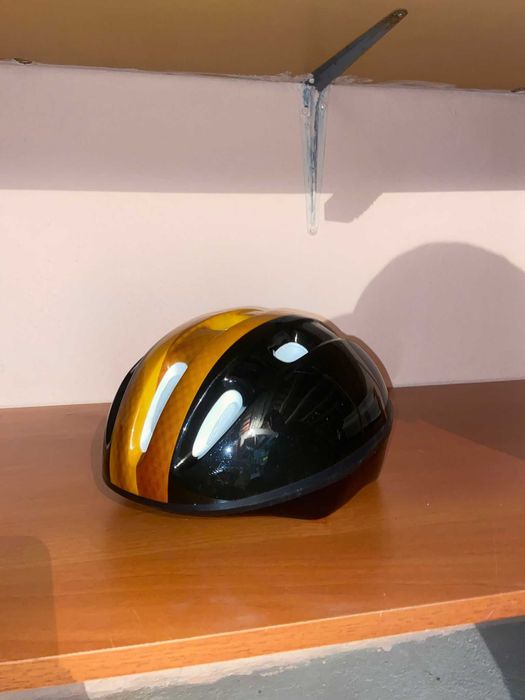 Capacete para bicicleta ou patins.