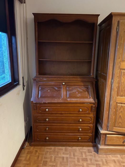 Secretaria em pinho de boa qualidade desgastado