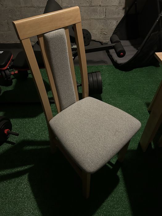 nowy stól z krzesłami