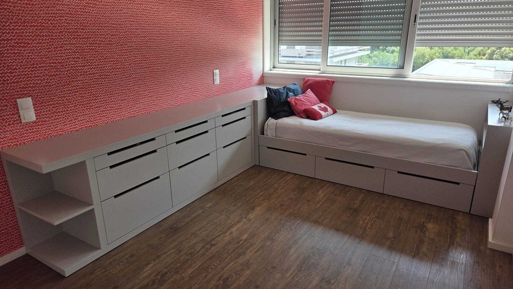 Quarto completo com cama solteiro, em madeira lacada