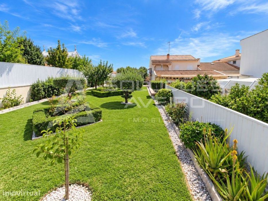 Moradia T4+1 | Piscina Coberta | Ginásio | Dois Lotes Urbanos | Cen...