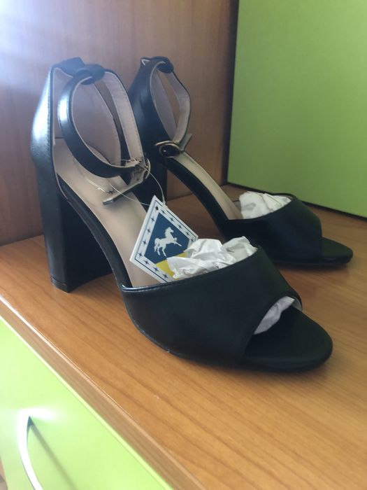 Босоножки  , черного цвета на каблуке