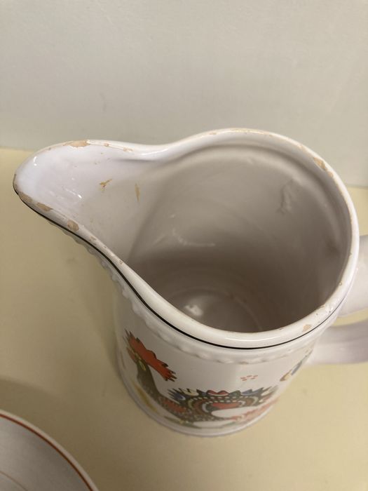 Prato e caneca em louça.