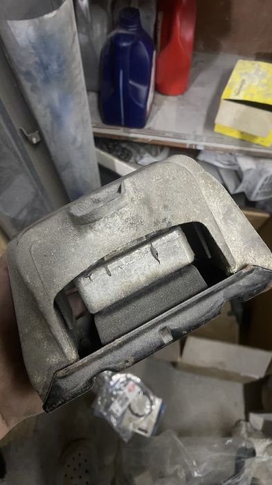 Подушка двигателя golf 4