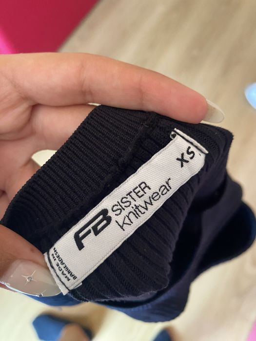 Body preto com recorte no busto