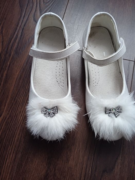 Туфлі для дівчинки.