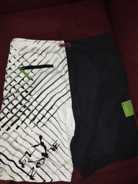 Calções de praia pretos e verdes