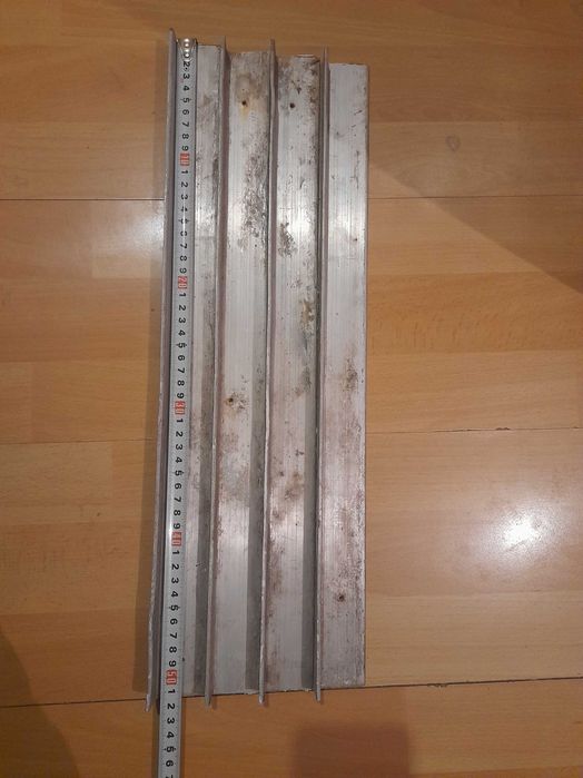 Алюминиевый уголок 40×25.