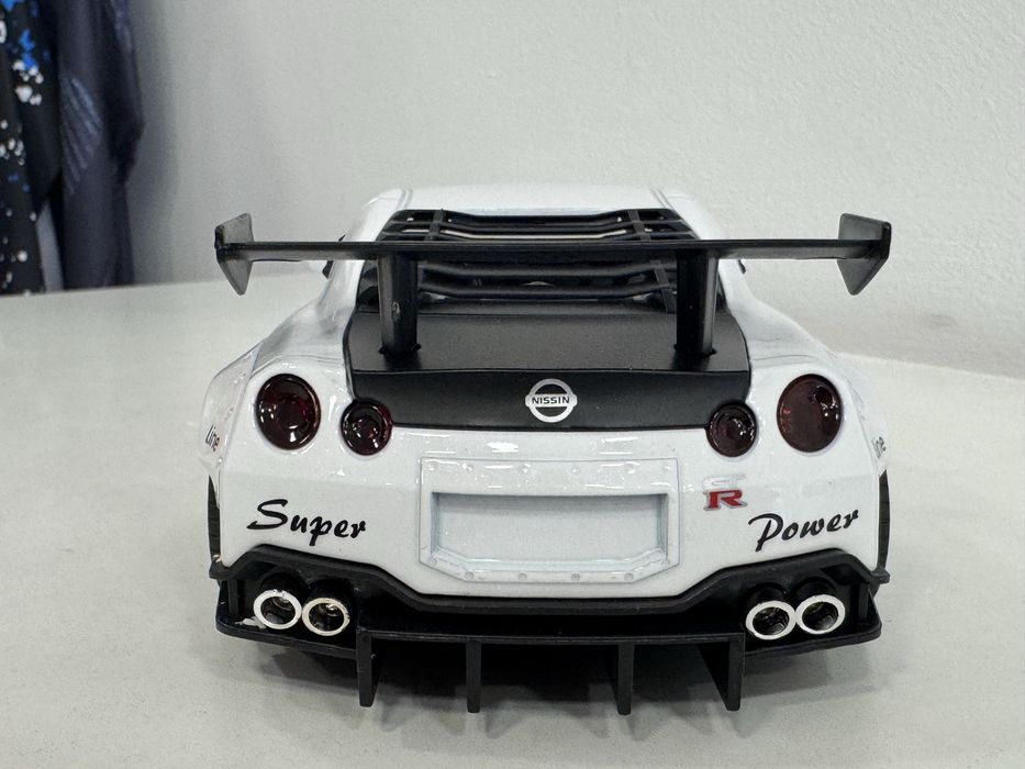GTR tamanho 1:24. Acende luzes. Lindissimo