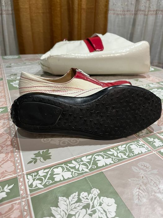 Mala e sapatos iguais