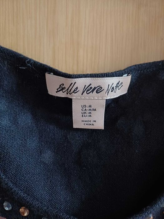 Dzianinowa sukienka z odkrytymi ramionami