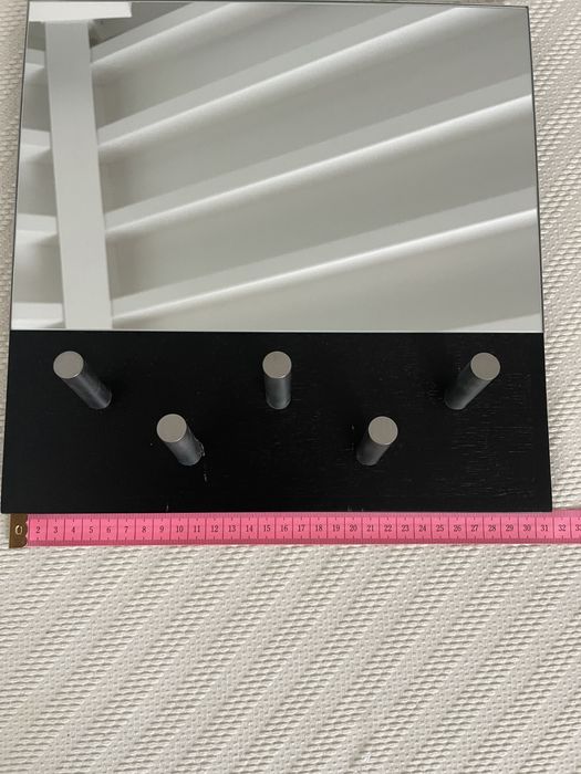 Cabide de madeira, espelho e cabides de pendurar em metal