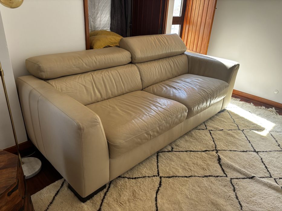 Sofa 3 lugares em pele bege Divani Divani