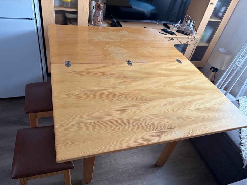 Mesa 2 em 1, mesa baixa e refeição ao mesmo tempo.