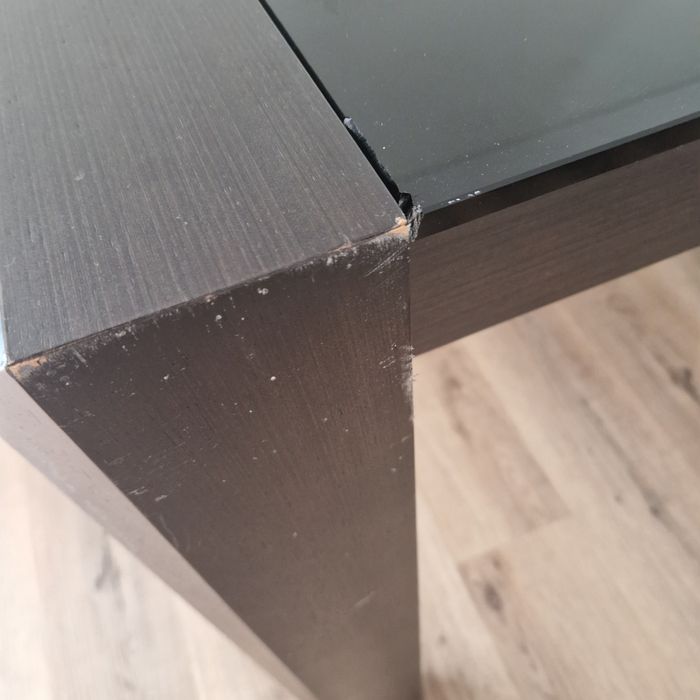 Mesa de madeira e vidro