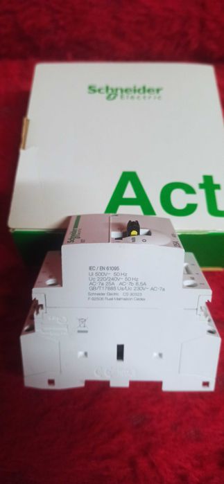 Контактор с ручным управлением Schneider