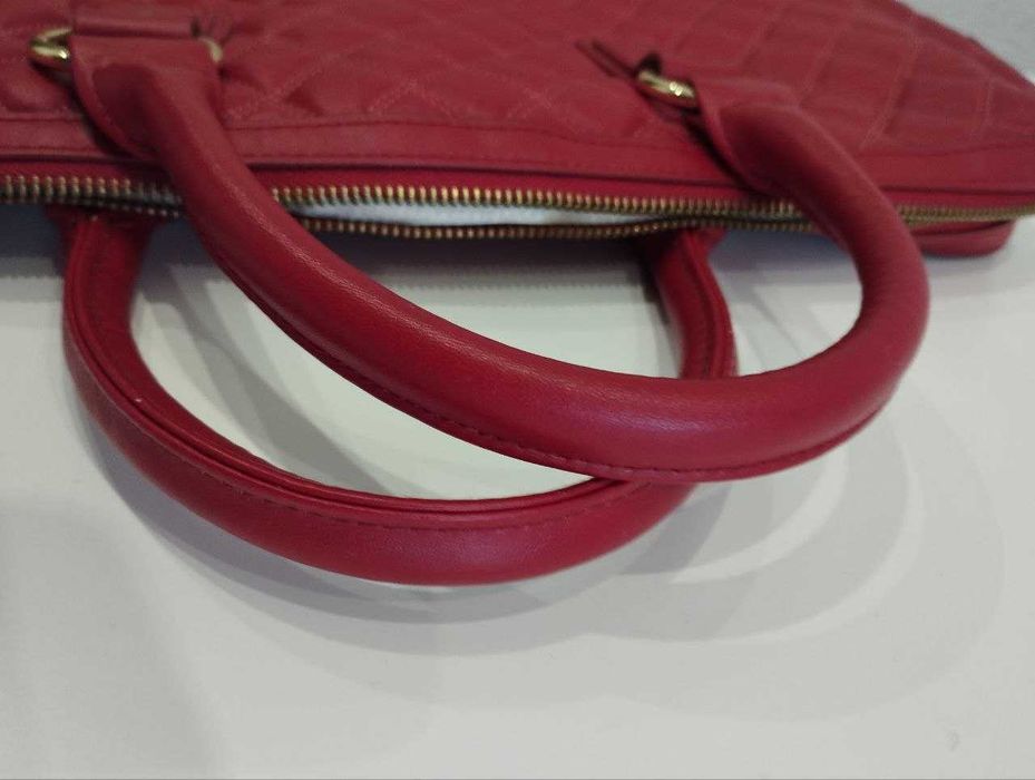 Сумка жіноча. Стан нової. Вміщує ноутбук, планшет, великі підручники.