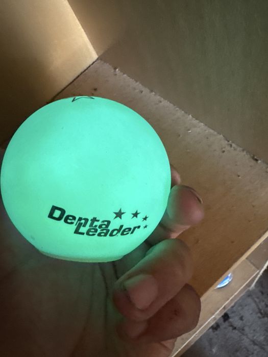 luminária de mesa em formato de globo com um design de estrelas pretas. Com publicidade a dentaleader