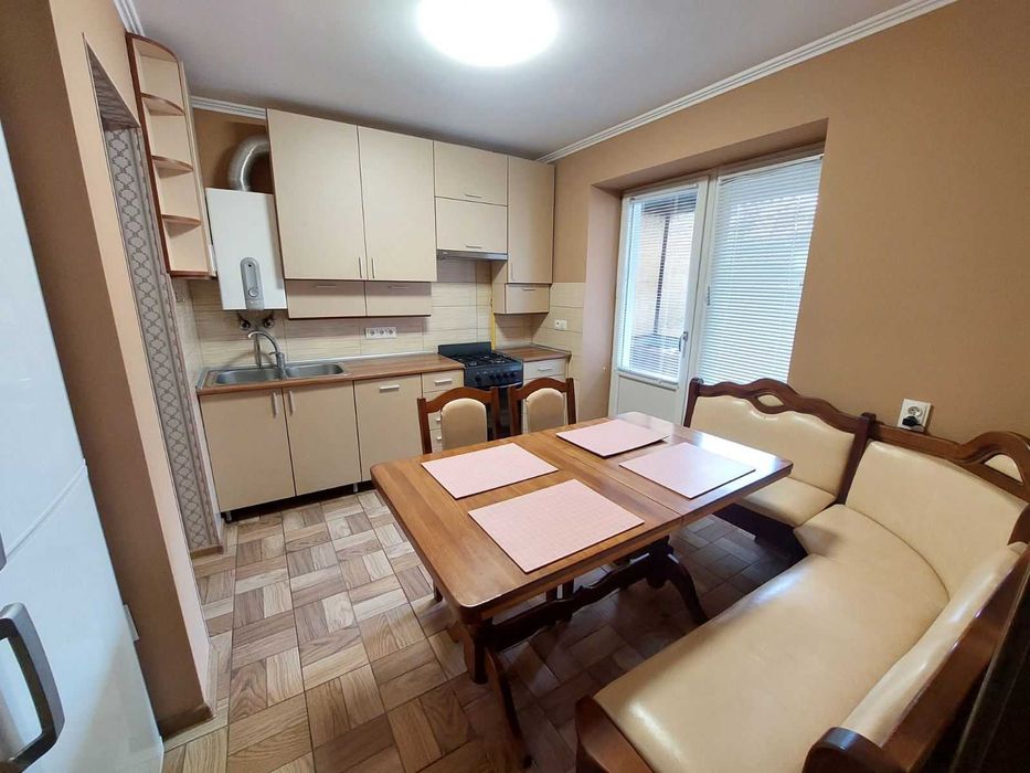 Біля басейну на 3 поверсі здається затишна 2-кімн. квартира з лоджією