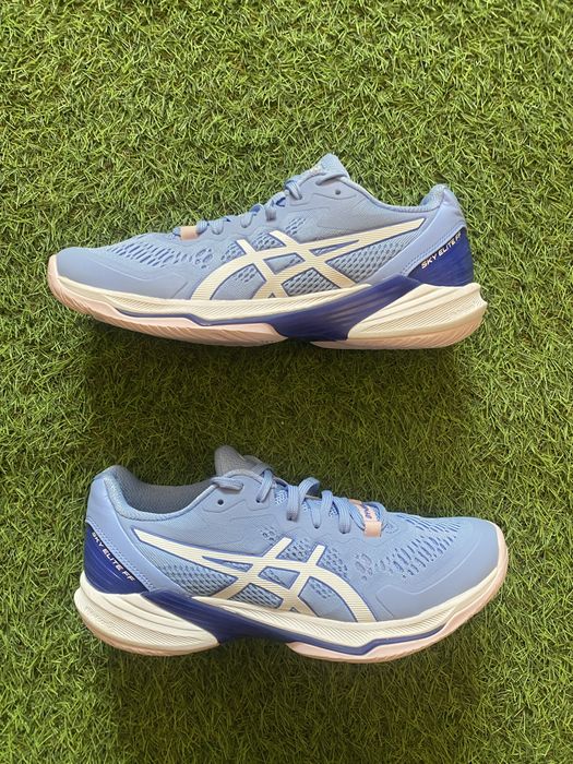 Волейбольні кросівки asics