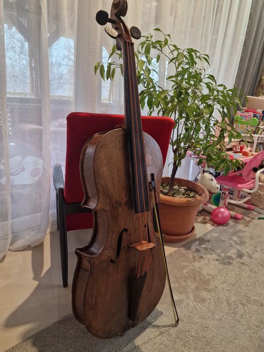 Віолончель для декора