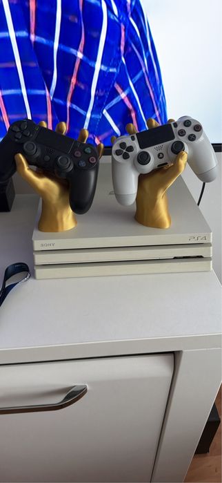 Zamienie PS4 PRO Z 2 padami , stand i sluchawki na PS5