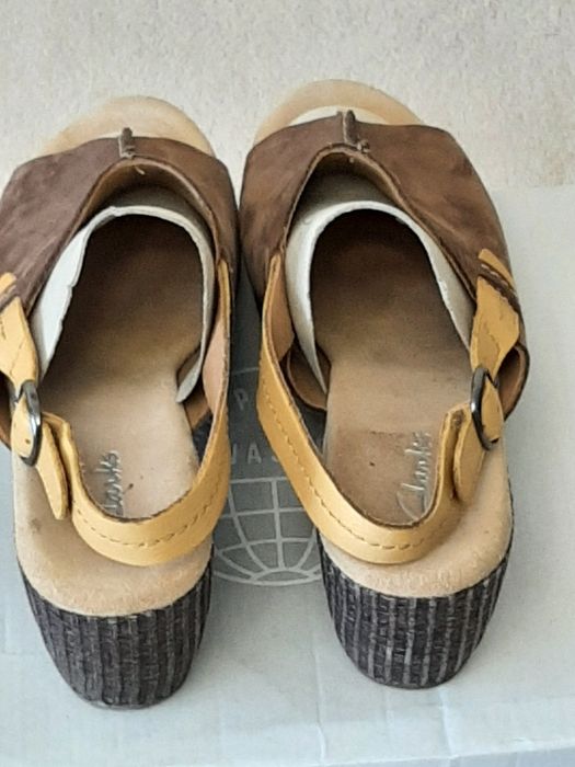 Sandały marki clarks na koturnie że skóry naturalnej roz.41