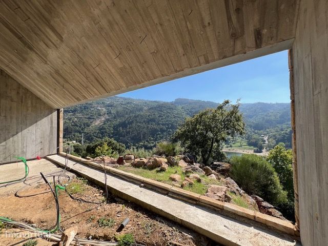 Moradia / Quintinha com vistas Rio Douro em fase de construção