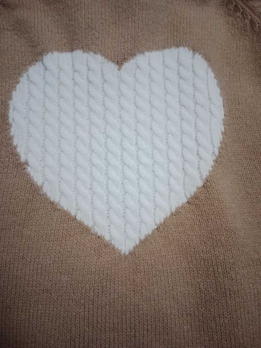 Sweterek beżowy z sercem