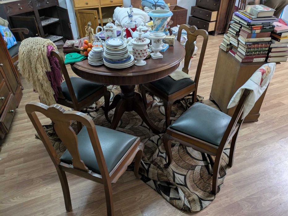 Mesa de jantar com 4 cadeiras + extras