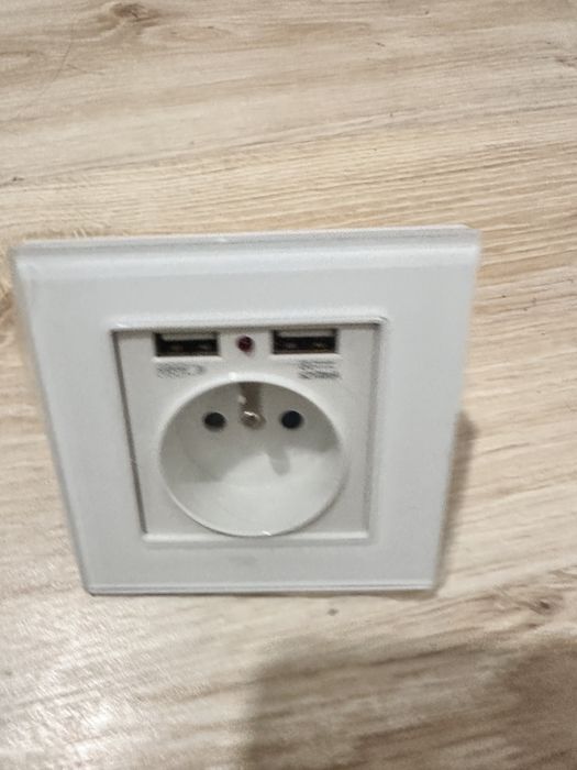 Tomada eletrica com USB431154491724943361