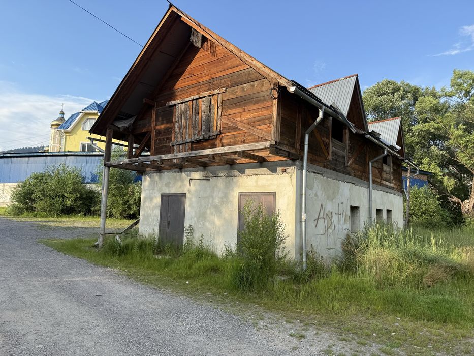 Комерційне приміщення в центрі Міжгір’я з земельною ділянкою