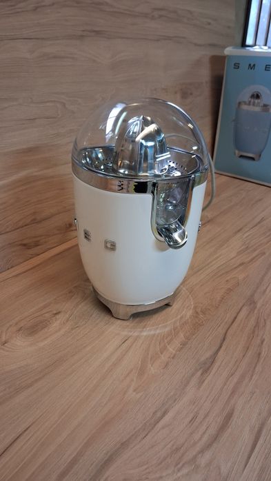 Sprzedam elegancką wyciskarkę do cytrusów SMEG CJF01, kolor biały, seria 50’s Style.