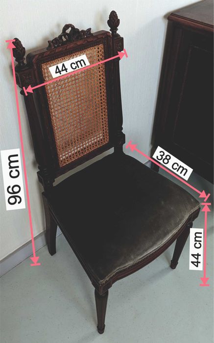 Mobília de quarto de madeira maciça.