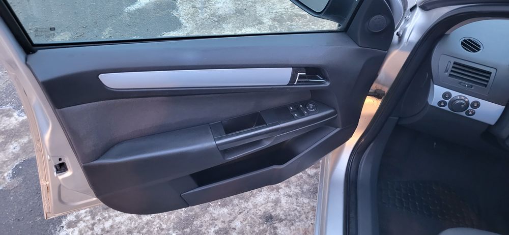 Свіжа Opel astra 1.4 90ps 2005 хетчбек